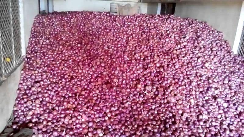 one kg  onion price  nearly 200 rupees in Chennai koyambedu market public have fearing