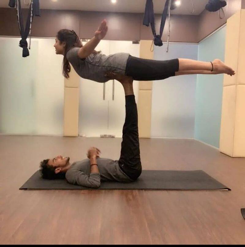 just guess which familiar doing yoga in this snap
