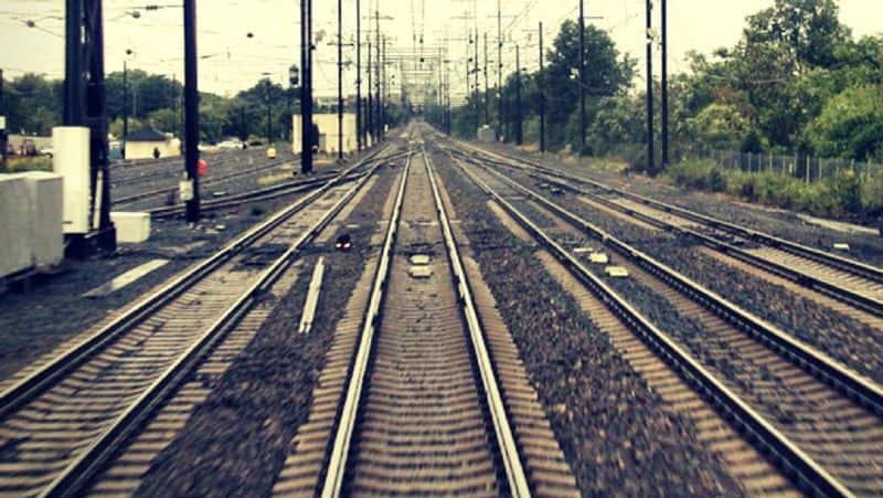 chennai crossing railway track girl dead