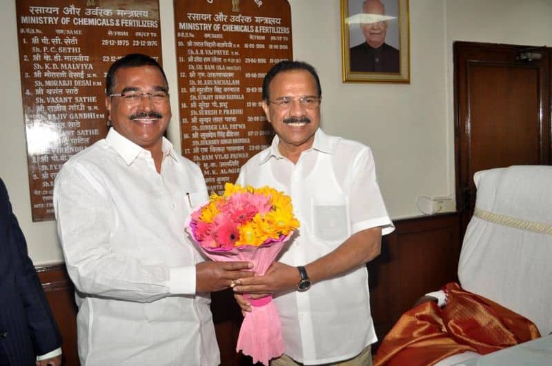 telangana minister singireddy niranjan reddy meets union minister dv sadananda gowda