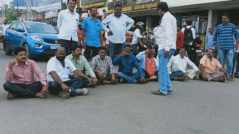 rtc employees protest at infront of minister gangula kamalakar residence in karimnagar