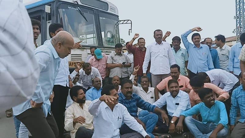 rtc employees protest at infront of minister gangula kamalakar residence in karimnagar