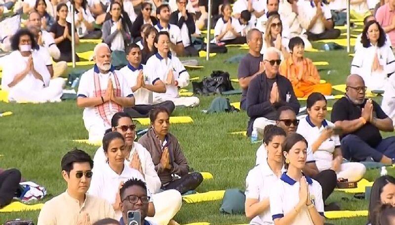 Details 73 Narendra Modi Yoga Poses Best Stylex Vn