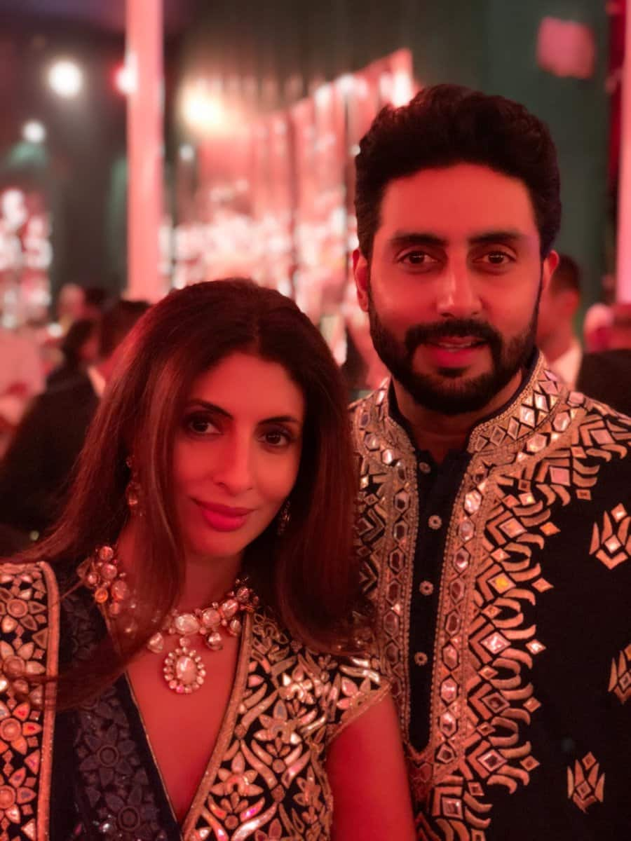 Aishwarya Rai and Abhishek Bachchan in this pic will give you couple goals