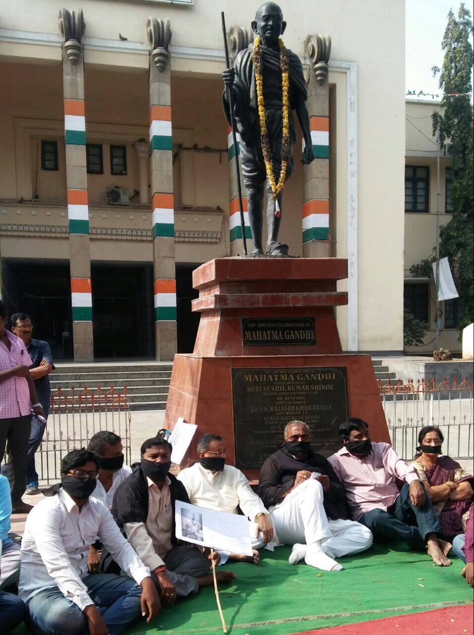 Vh undertakes silent protest against removal of Gandhi from Khadi calender