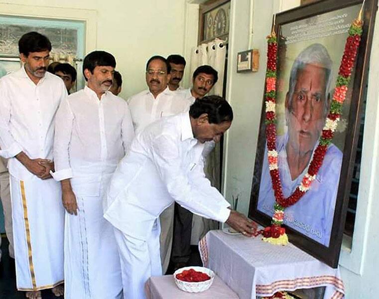 KCR consoles the family of MP ponguleti Srinivasareddy whose father died recently