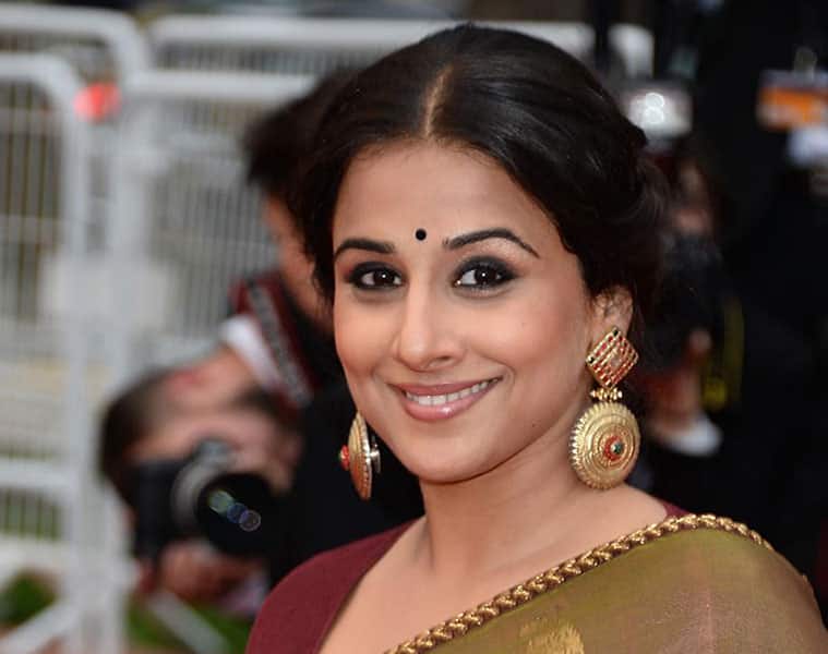 vidya balan shocked with a guy masturbation front of her in local train
