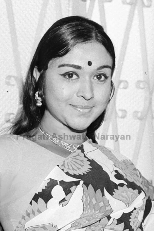 Sarojadevi walk style is a unique one MGR's comment