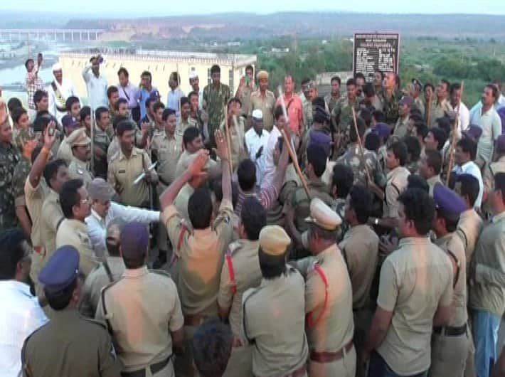 ap and telangana engineers clash at sagar dam