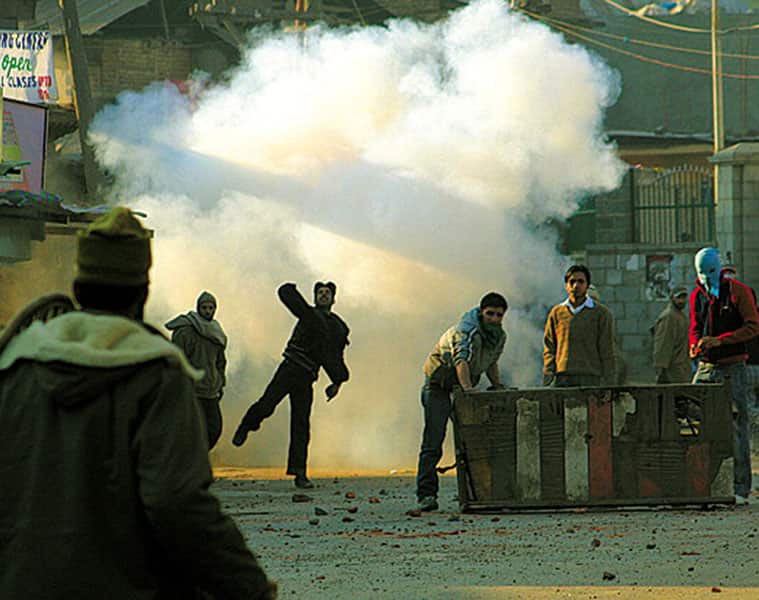 Indian army seeks and destroys Hizbul commander stone pelting starts in Kashmir