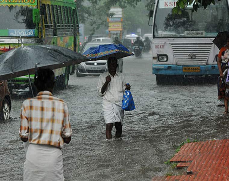 Heavy rain in kerala land slide flood in 4 district