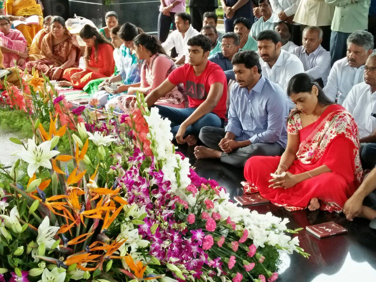 rich tributes paid to ysr on eighth death anniversary day at Idupulapaya