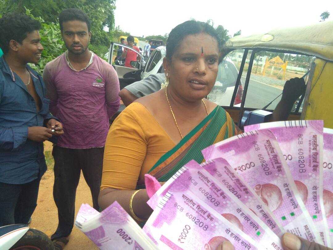 Bengaluru Actress Jayamma caught red handed with Rs 2000 fake notes Video pics
