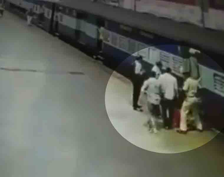 man arrested for stealing in running train