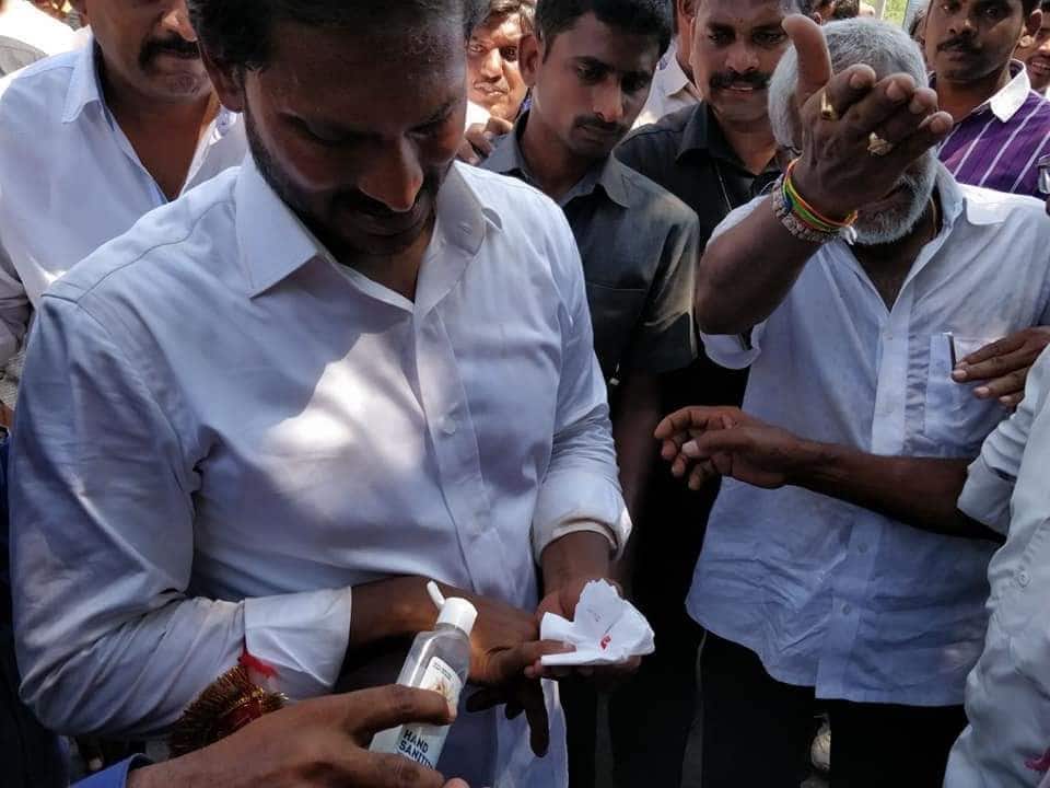 Ys jagan right hand fingers wounded
