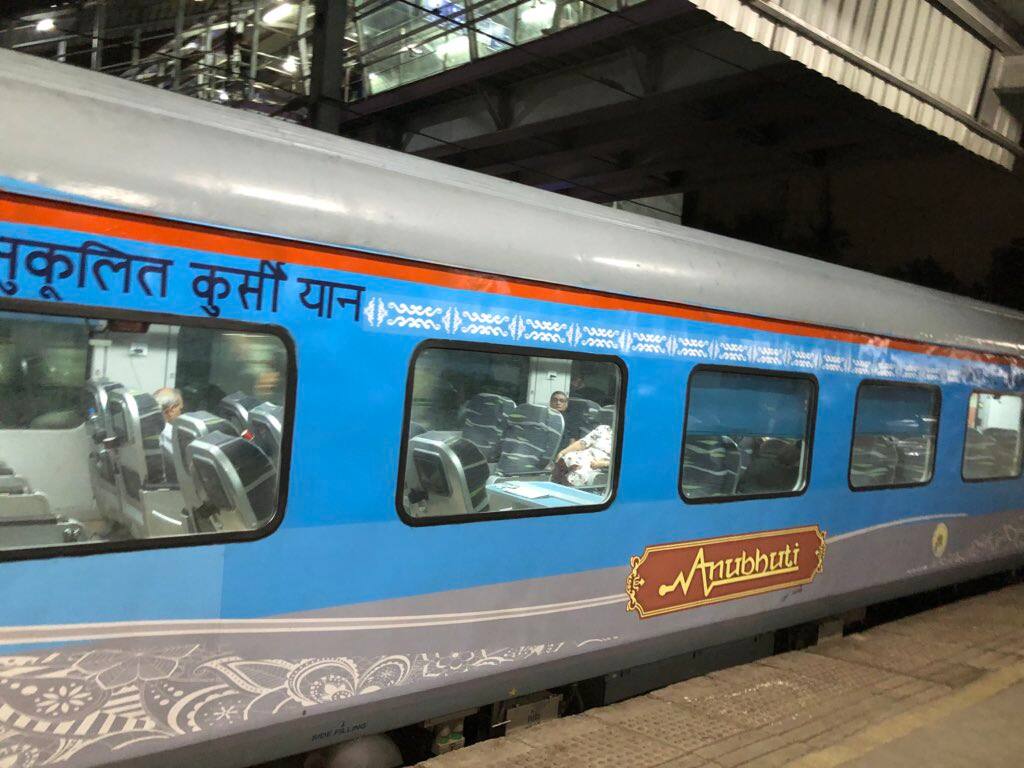 chetan bhagat appreciate Indian railway