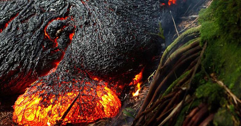 volcano blasts in hawai island