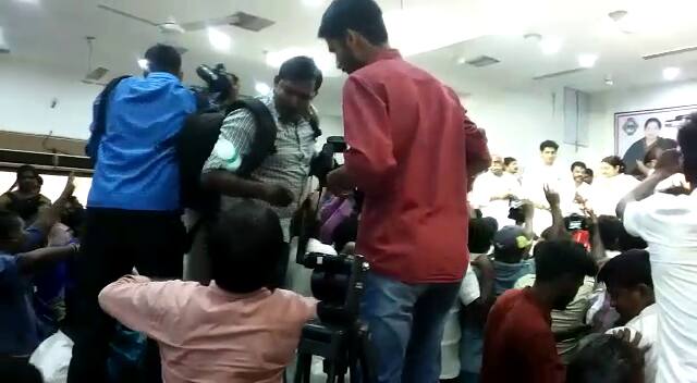 deepa supporters-against-reporters-in-rk-nagar