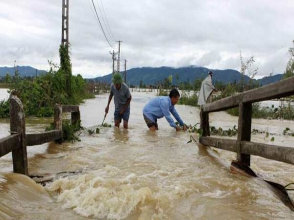 గోదావరి ఉగ్రరూపం: మునిగిన పోలవరం స్పిల్వే, జలదిగ్బంధంలో 400 గ్రామాలు