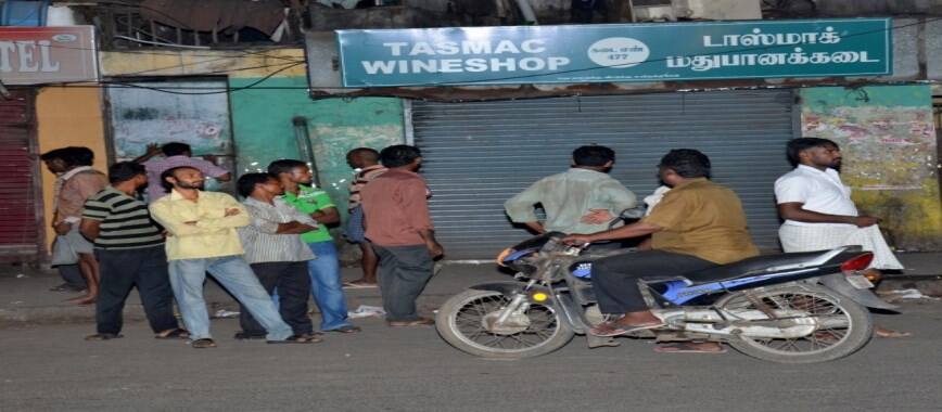 tasmac workers held protest in kanyakumari by closing the shops