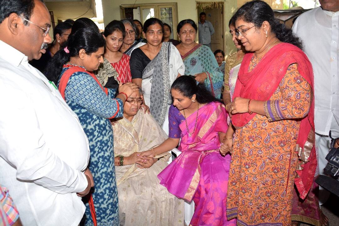 TRS kavita consoles family members of congress mp palvai goverdhan reddy