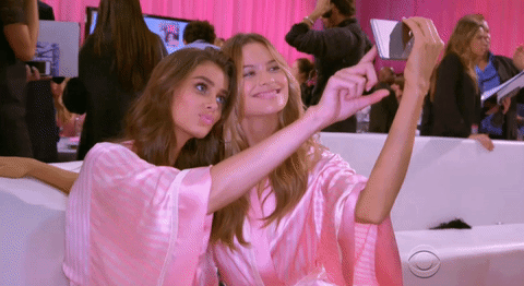 Tips to master the art of taking selfies