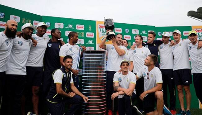 southafrican team split by colour in group photo