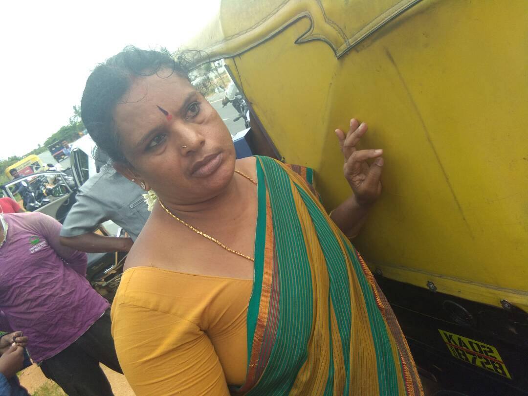 Bengaluru Actress Jayamma caught red handed with Rs 2000 fake notes Video pics