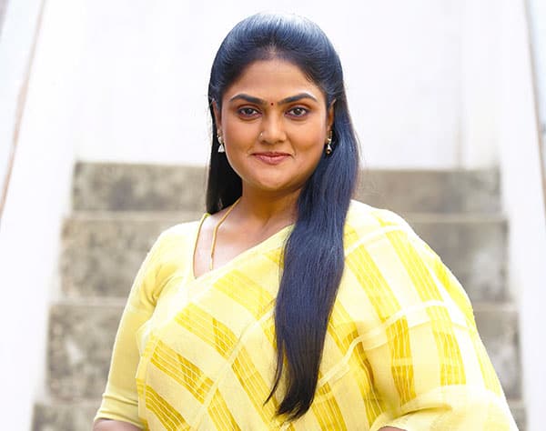 actress radhika slam sister nirosha for shooting spot