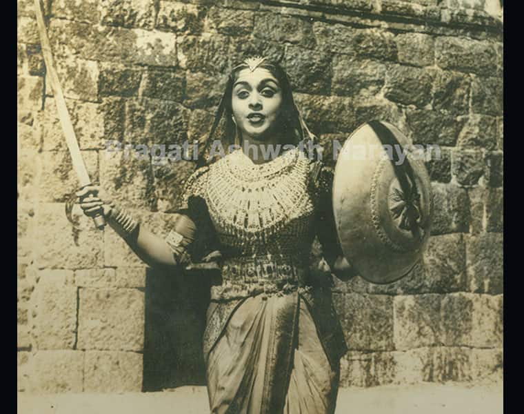 When costume boy saved heroine from a crazy horse B Sarojadevi Kittur Chennamma Kannada old films BR Panthulu