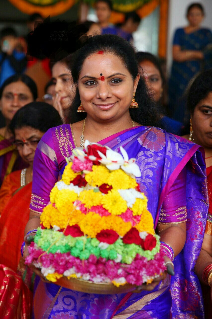ఈ ఏడాది మాత్రం దానికి భిన్నంగా ఉంది పరిస్థితి. గత ఏడాది 20 కోట్ల రూపాయల నిధులను బతుకమ్మ ఉత్సవాల కోసం విడుదల చేసిన ప్రభుత్వం ఈ ఏడాది కేవలం 10కోట్లను మాత్రమే ఇచ్చింది. ఎన్నికల సంవత్సరం కాబట్టి గతేడాది ఎక్కువగా ఖర్చుపెట్టారని ఎన్నికలయిపోగానే ప్రభుత్వం నిధుల్లో కొరత విధించిందని ప్రతిపక్షాలు ఆరోపిస్తున్నాయి. సోషల్ మీడియాలో అయితే ఏకంగా కవిత ఓడిపోవడం వల్ల కెసిఆర్ కు బతుకమ్మ నిర్వహణ పట్ల ఆసక్తి తగ్గిందని తెగ జోకులు పేలుస్తున్నారు నెటిజన్లు.