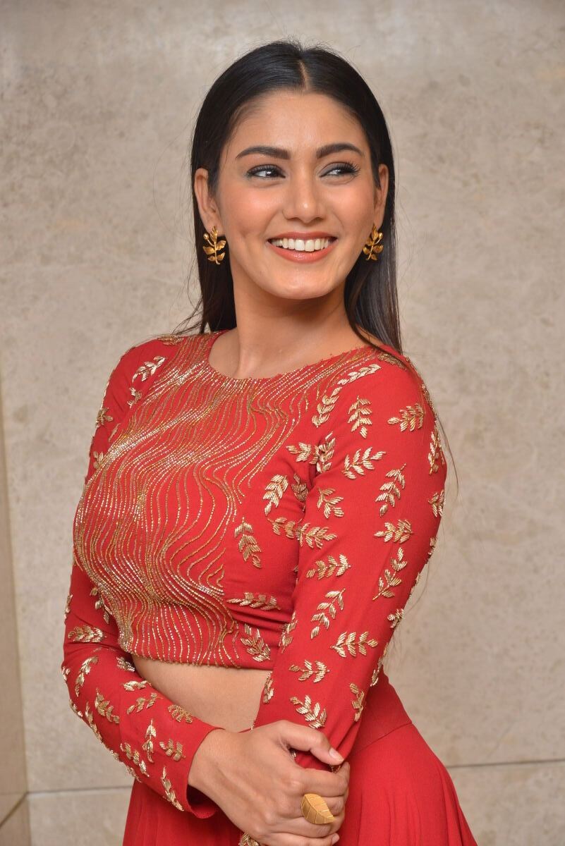 సనా మక్బుల్ లేటెస్ట్ ఫోటో గ్యాలరీ