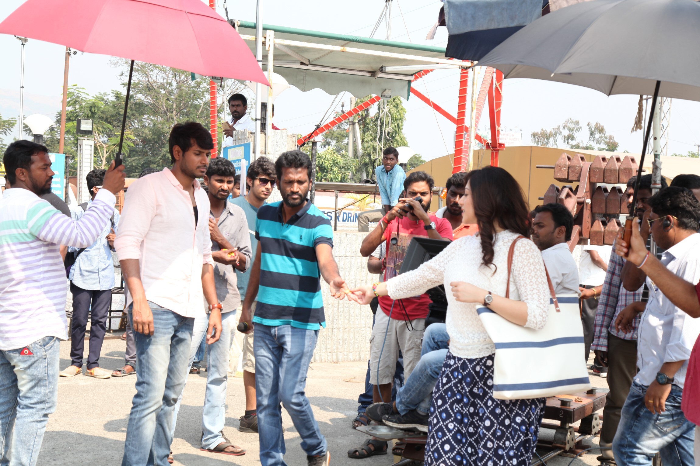 "కేరాఫ్ సూర్య" మూవీ వర్కింగ్ స్టిల్స్