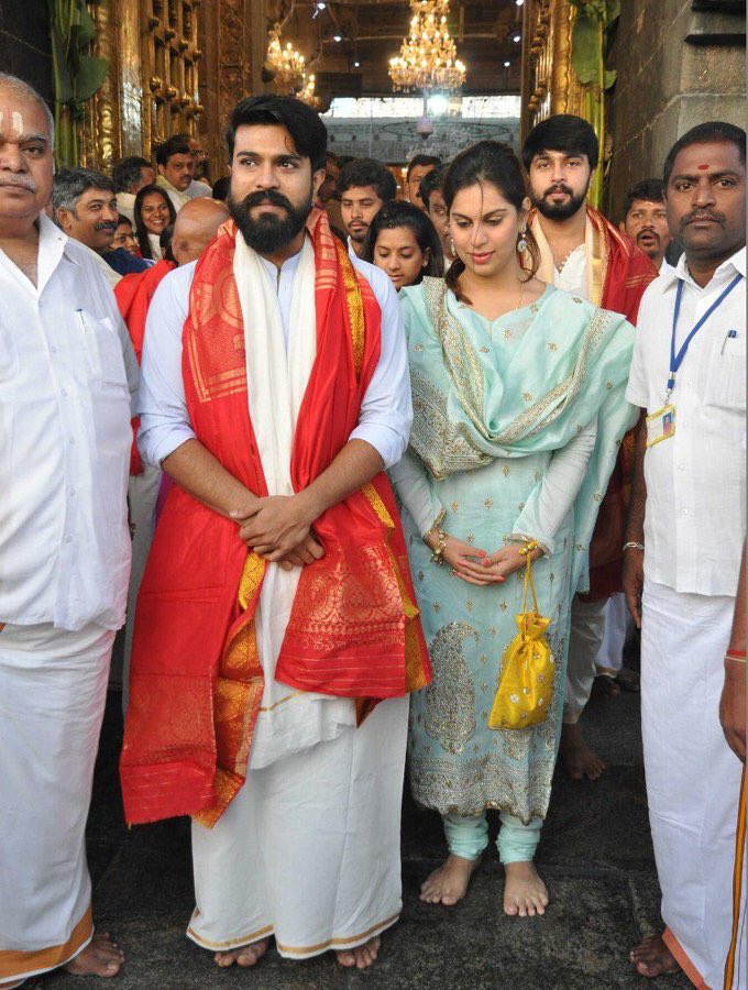 తిరుమలలో శ్రీవారిని దర్శించుకున్న రామ్ చరణ్,ఉపాసన గ్యాలరీ