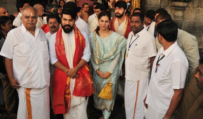 తిరుమలలో శ్రీవారిని దర్శించుకున్న రామ్ చరణ్,ఉపాసన గ్యాలరీ