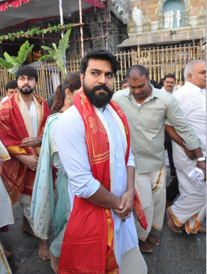తిరుమలలో శ్రీవారిని దర్శించుకున్న రామ్ చరణ్,ఉపాసన గ్యాలరీ