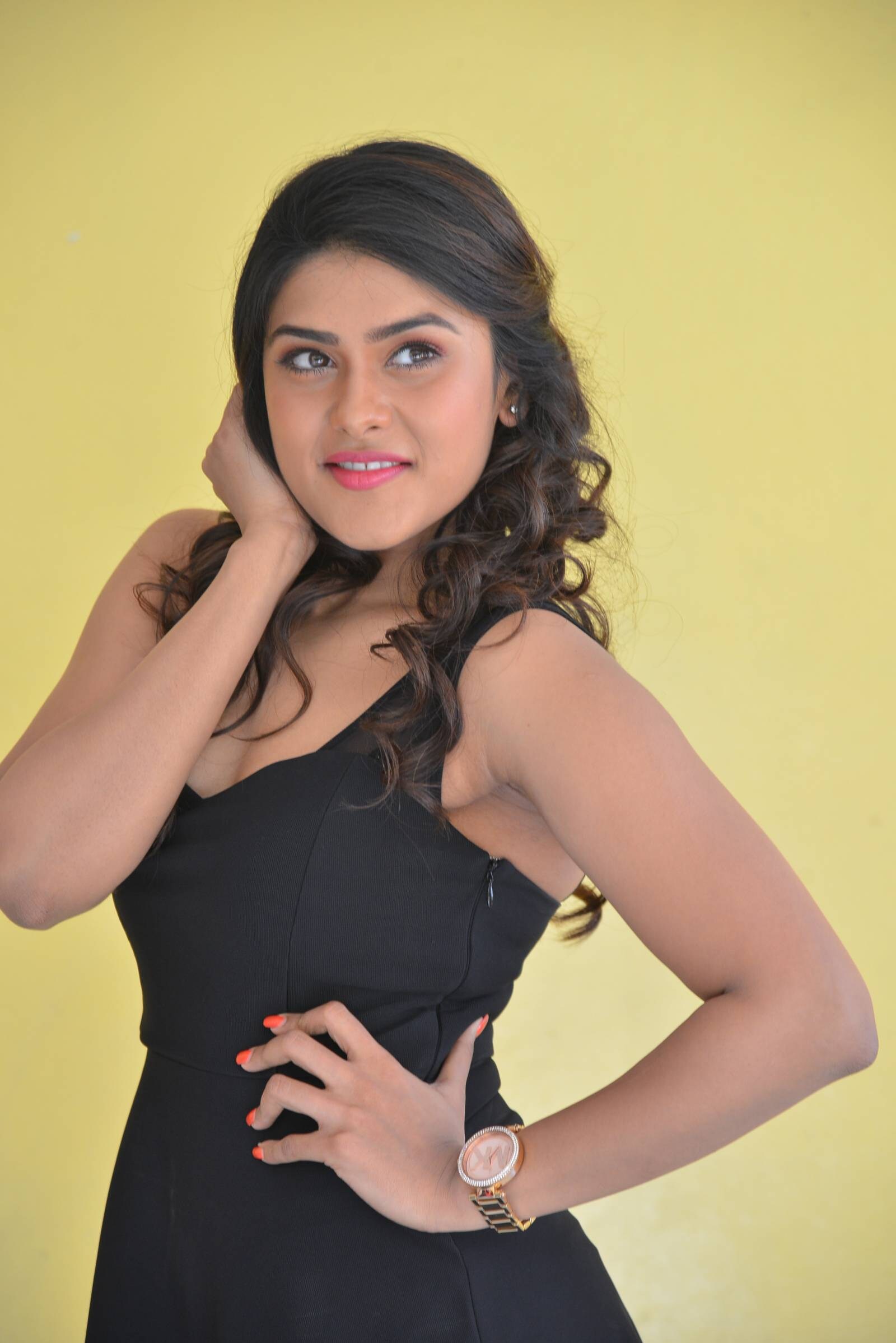 నైరా షా లేటెస్ట్ ఫోటో గ్యాలరీ