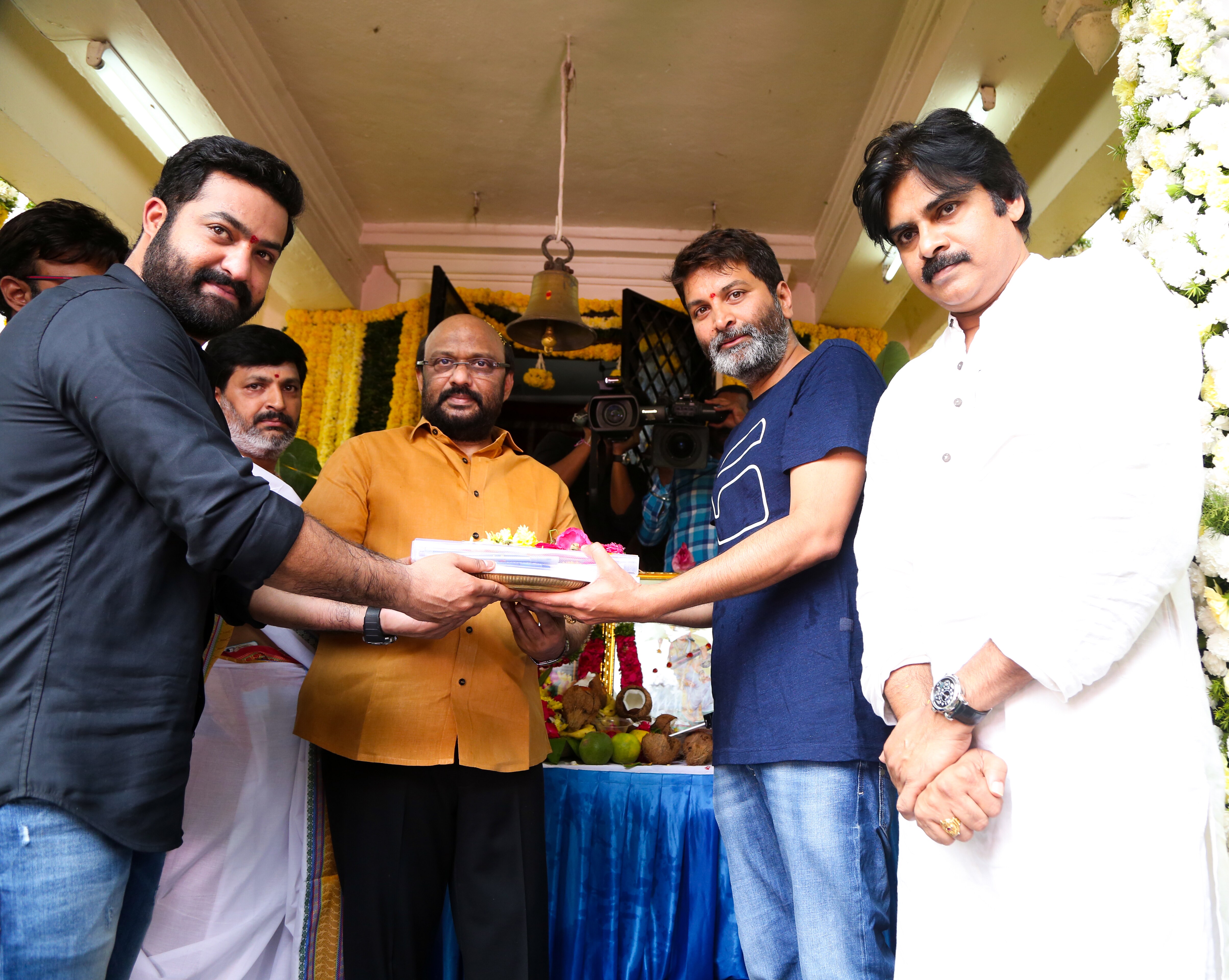 ఎన్టీఆర్ 28వ మూవీని ప్రారంభించిన పవన్ కళ్యాణ్ ఫొటో గ్యాలరి