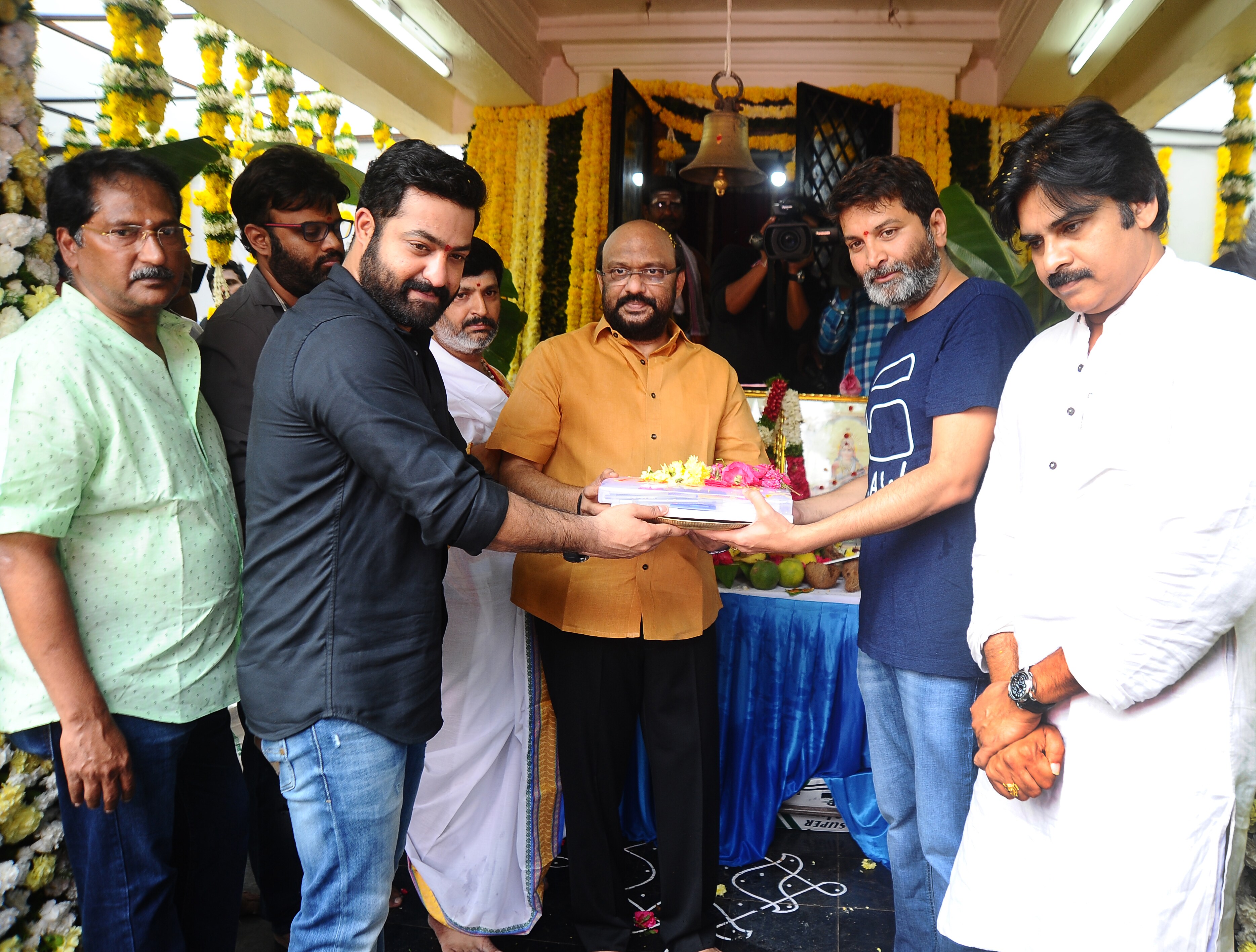 ఎన్టీఆర్ 28వ మూవీని ప్రారంభించిన పవన్ కళ్యాణ్ ఫొటో గ్యాలరి