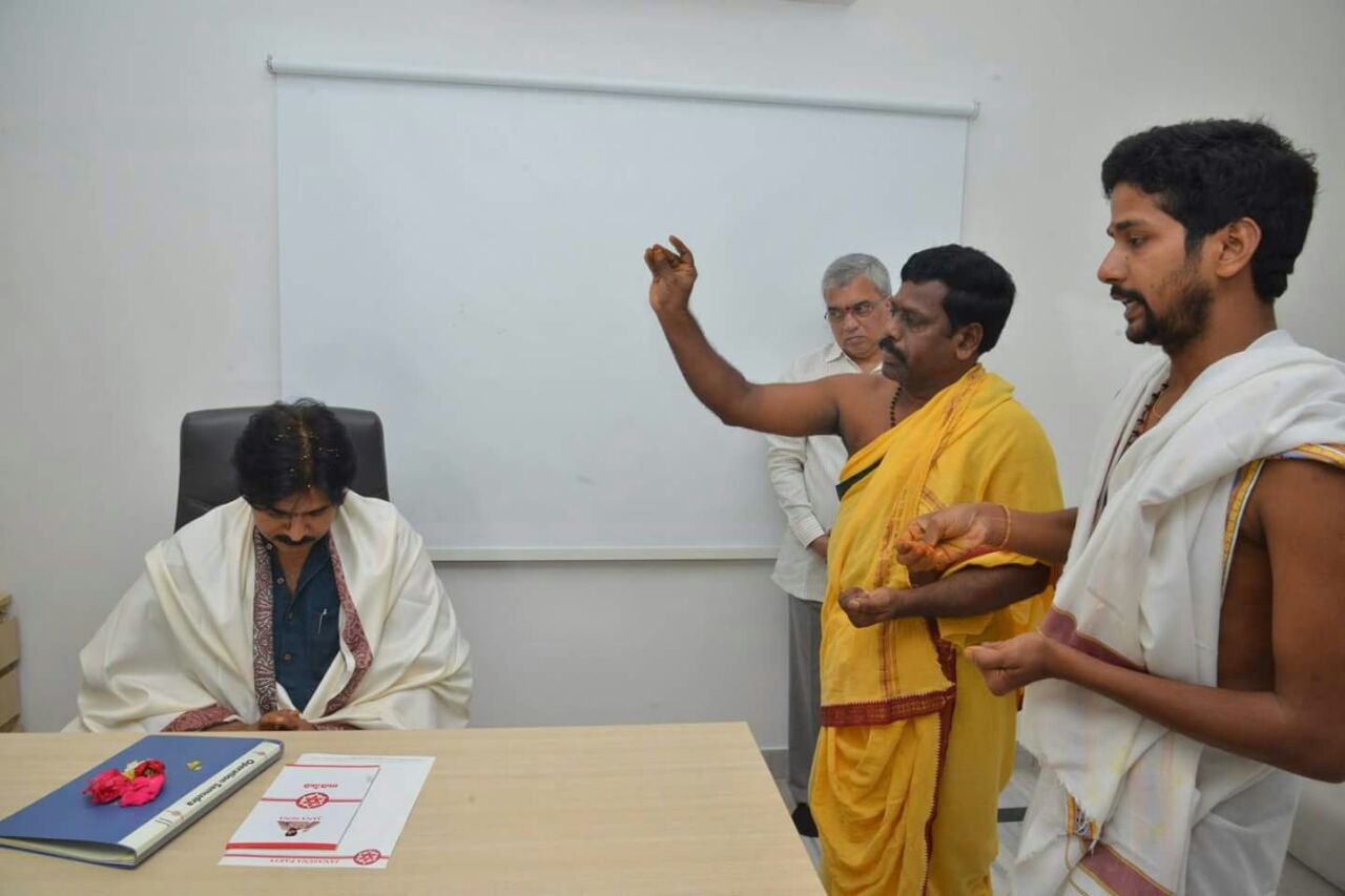 జనసేన పార్టీ ఆఫీస్ ను ఓపెనింగ్ చేసిన పవన్ కళ్యాణ్