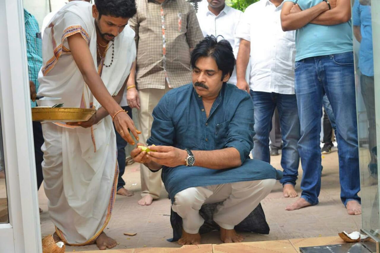 జనసేన పార్టీ ఆఫీస్ ను ఓపెనింగ్ చేసిన పవన్ కళ్యాణ్