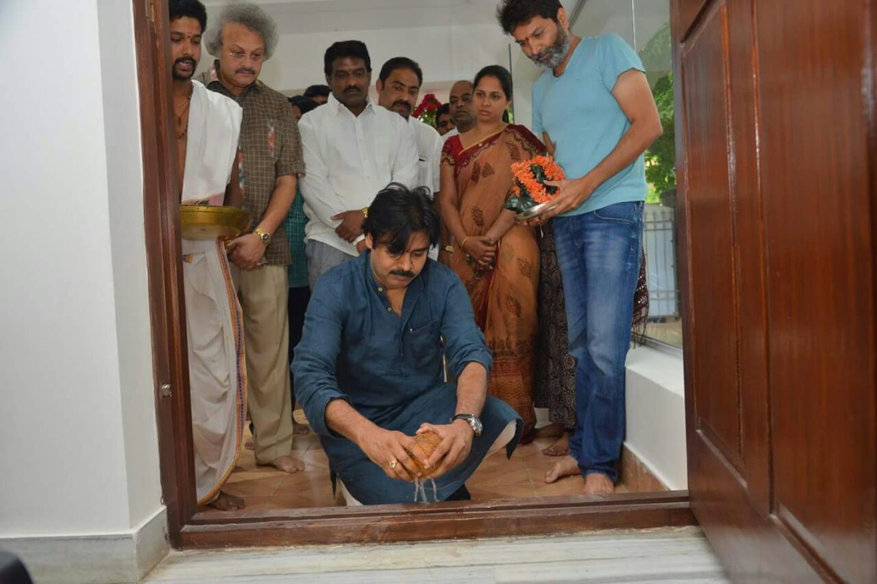 జనసేన పార్టీ ఆఫీస్ ను ఓపెనింగ్ చేసిన పవన్ కళ్యాణ్
