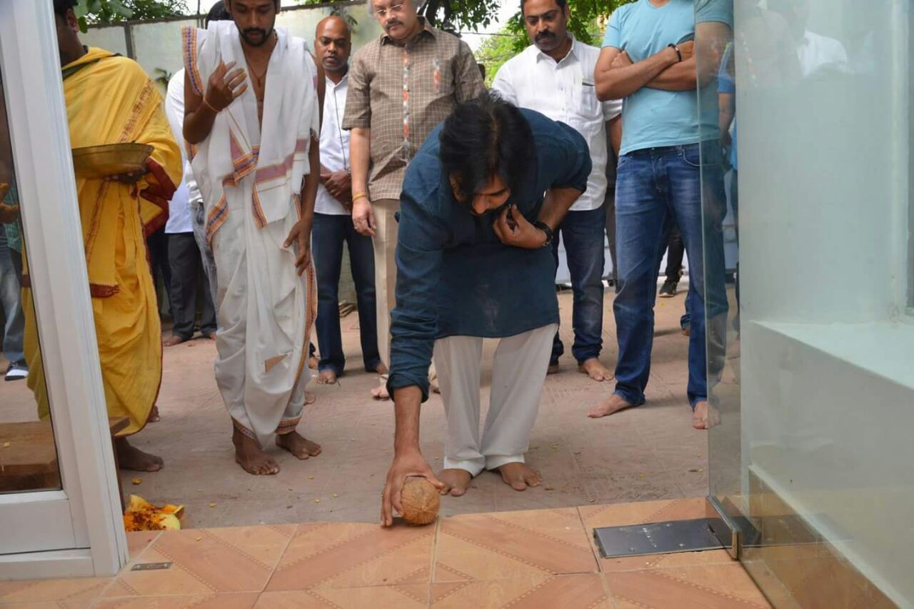 జనసేన పార్టీ ఆఫీస్ ను ఓపెనింగ్ చేసిన పవన్ కళ్యాణ్