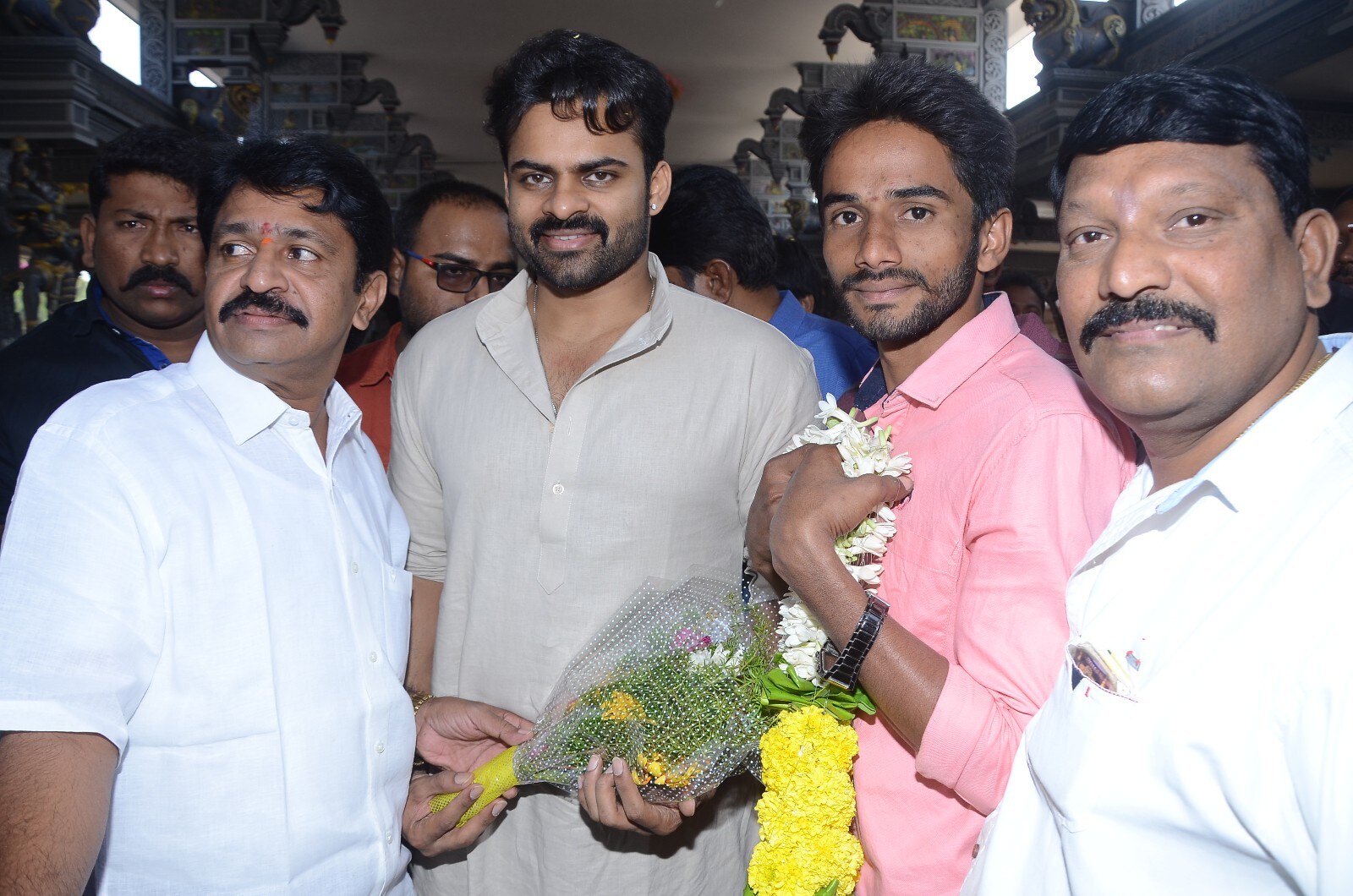 ద్వారకా తిరుమలలో జవాన్ మూవీ టీమ్