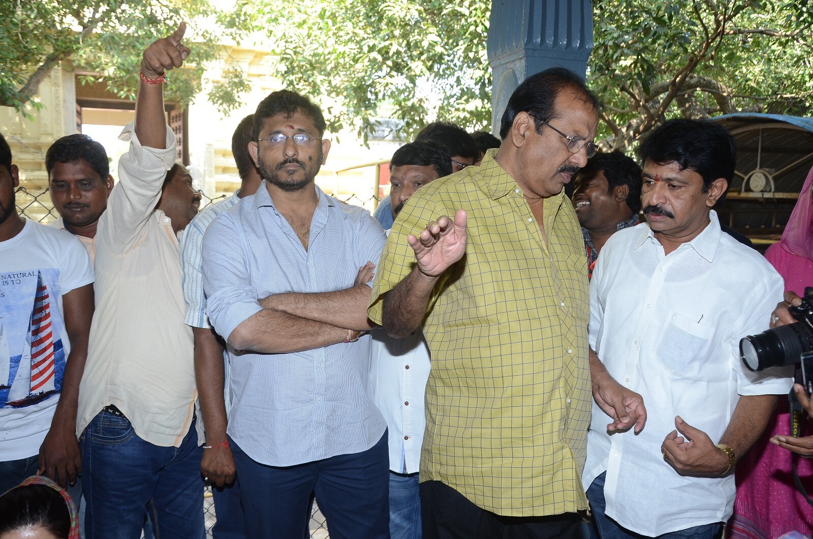 ద్వారకా తిరుమలలో జవాన్ మూవీ టీమ్