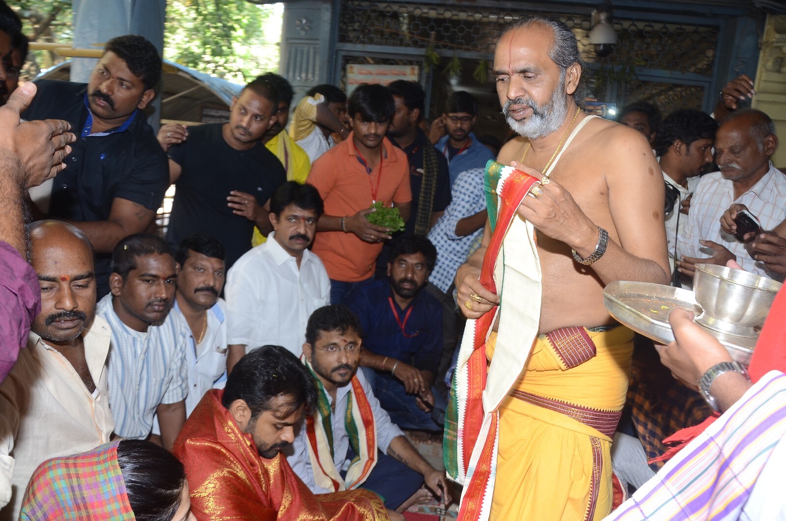 ద్వారకా తిరుమలలో జవాన్ మూవీ టీమ్