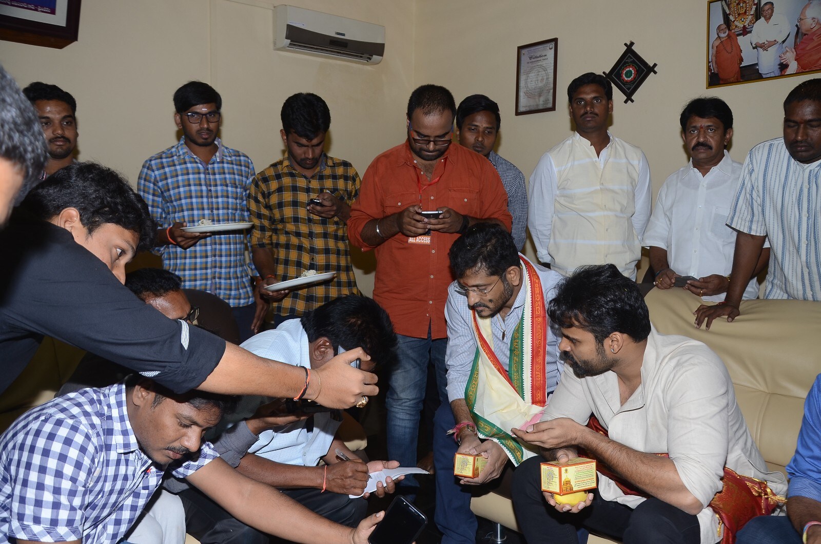 ద్వారకా తిరుమలలో జవాన్ మూవీ టీమ్