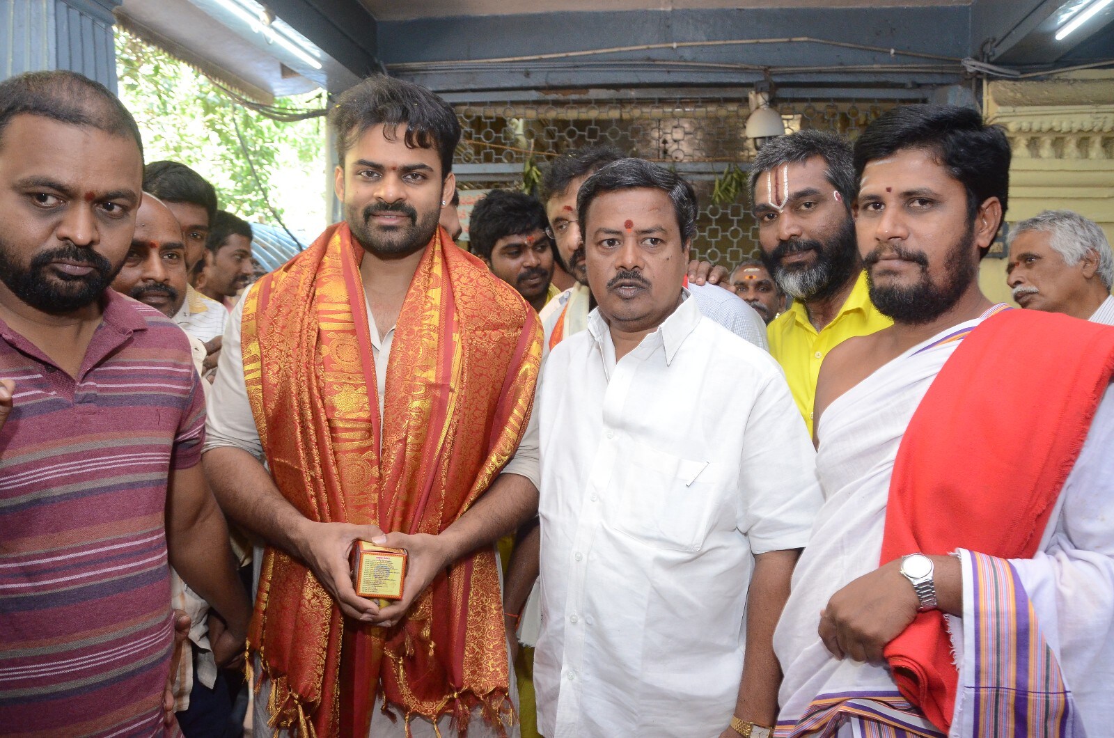 ద్వారకా తిరుమలలో జవాన్ మూవీ టీమ్