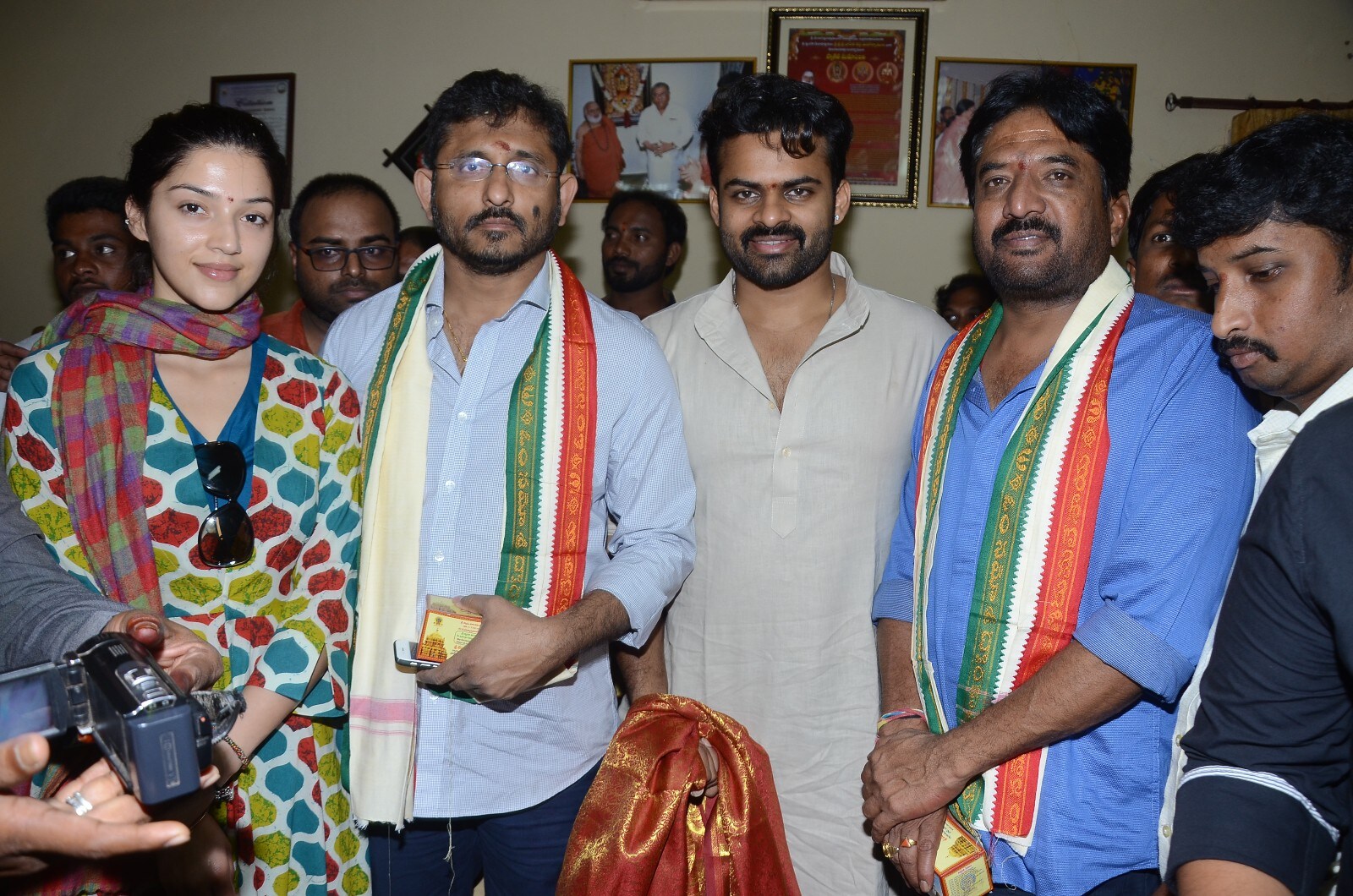 ద్వారకా తిరుమలలో జవాన్ మూవీ టీమ్