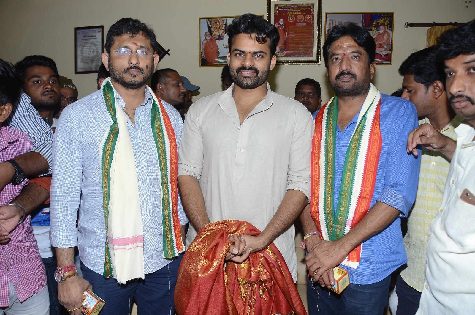 ద్వారకా తిరుమలలో జవాన్ మూవీ టీమ్